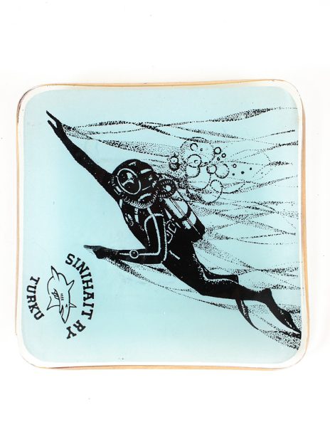 Tuhkakuppi kullatuin reunuksin - Kuva 1