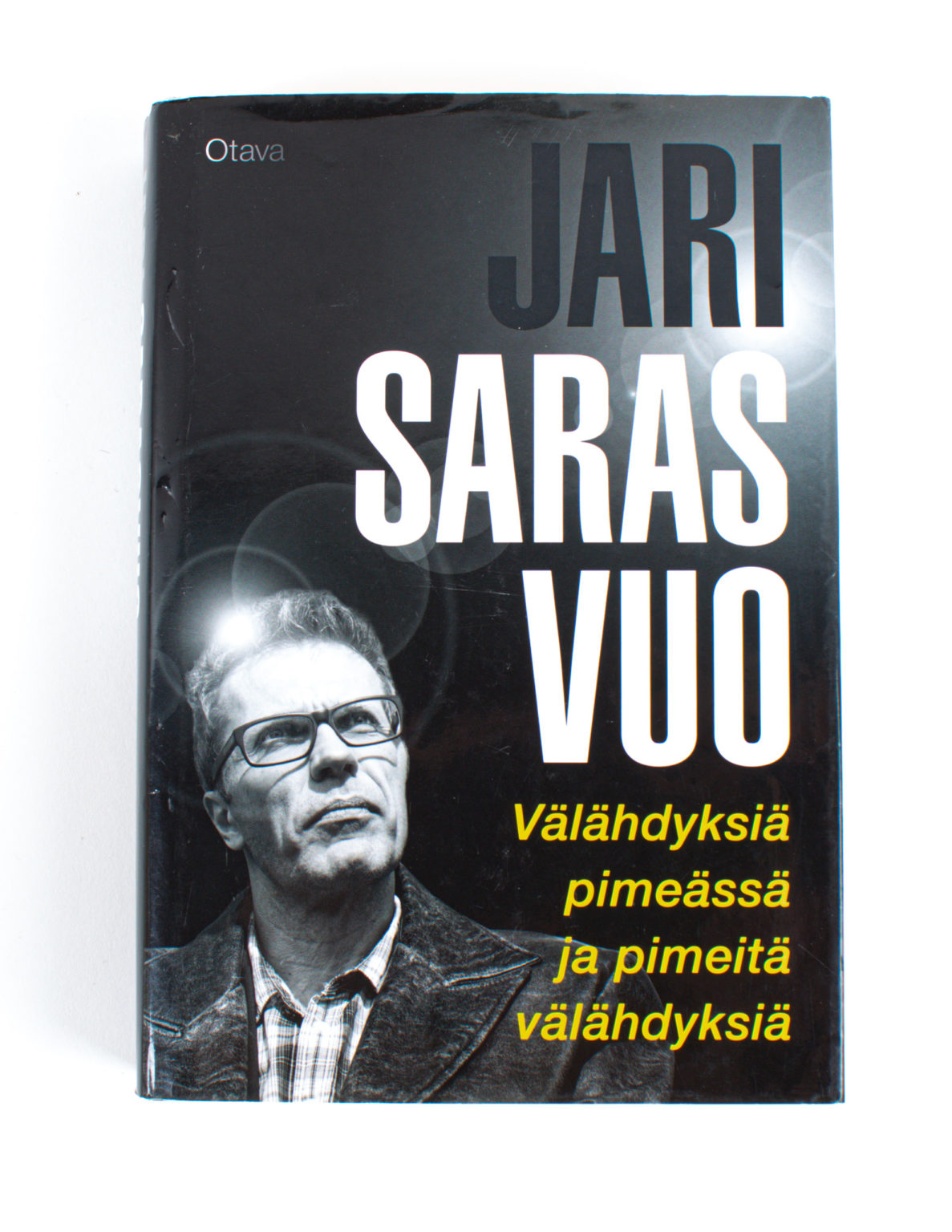 Välähdyksiä pimeässä ja pimeitä välähdyksiä - Jari Sarasvuo