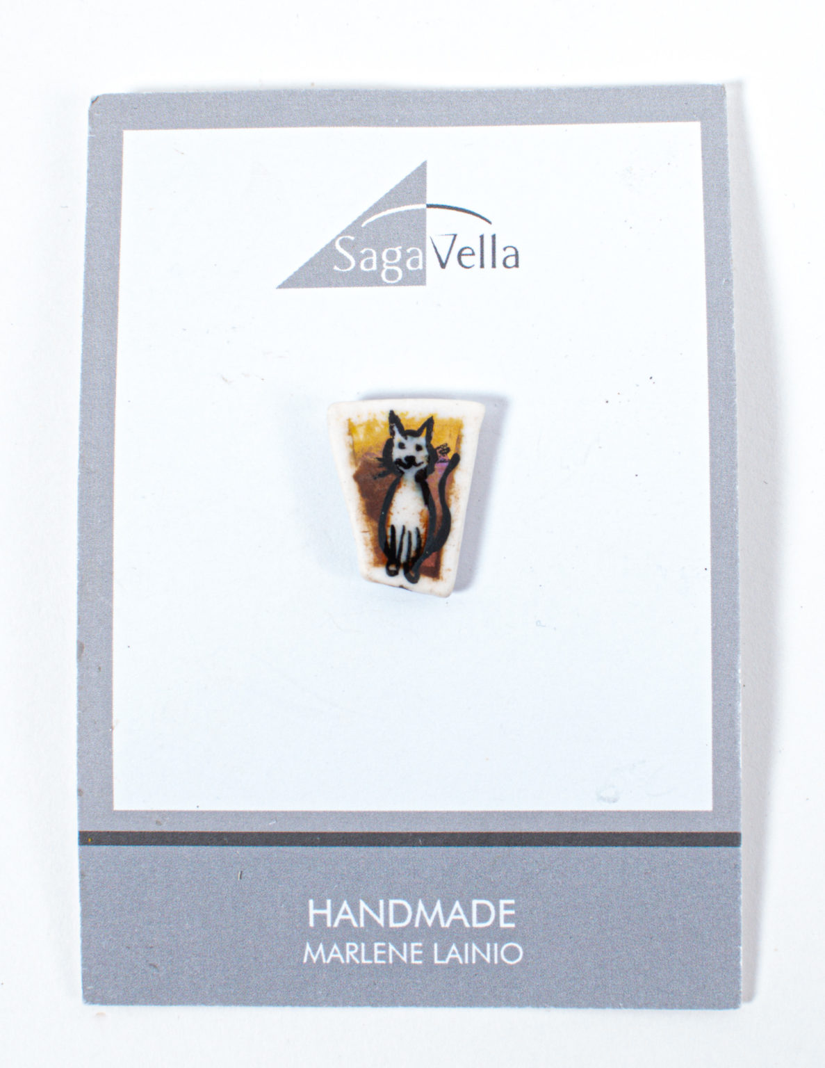 Saga Vella kissa-pinssi