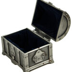 Hopeinen aarrearkku, korurasia ja korukotelo