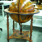 Historiallisella tyylillä koristeltu karttapallo/baarikaappi
