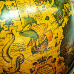 Historiallisella tyylillä koristeltu karttapallo/baarikaappi