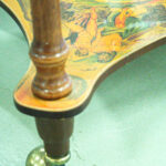 Historiallisella tyylillä koristeltu karttapallo/baarikaappi