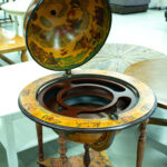 Historiallisella tyylillä koristeltu karttapallo/baarikaappi