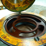 Historiallisella tyylillä koristeltu karttapallo/baarikaappi