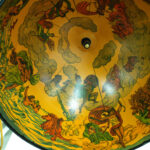 Historiallisella tyylillä koristeltu karttapallo/baarikaappi