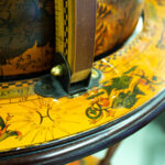 Historiallisella tyylillä koristeltu karttapallo/baarikaappi