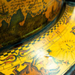 Historiallisella tyylillä koristeltu karttapallo/baarikaappi