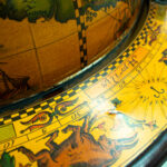 Historiallisella tyylillä koristeltu karttapallo/baarikaappi