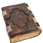 Jättimäinen Raamattu 1800-luvun loppupuolelta.