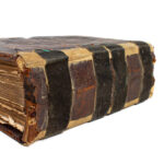 Jättimäinen Raamattu 1800-luvun loppupuolelta.